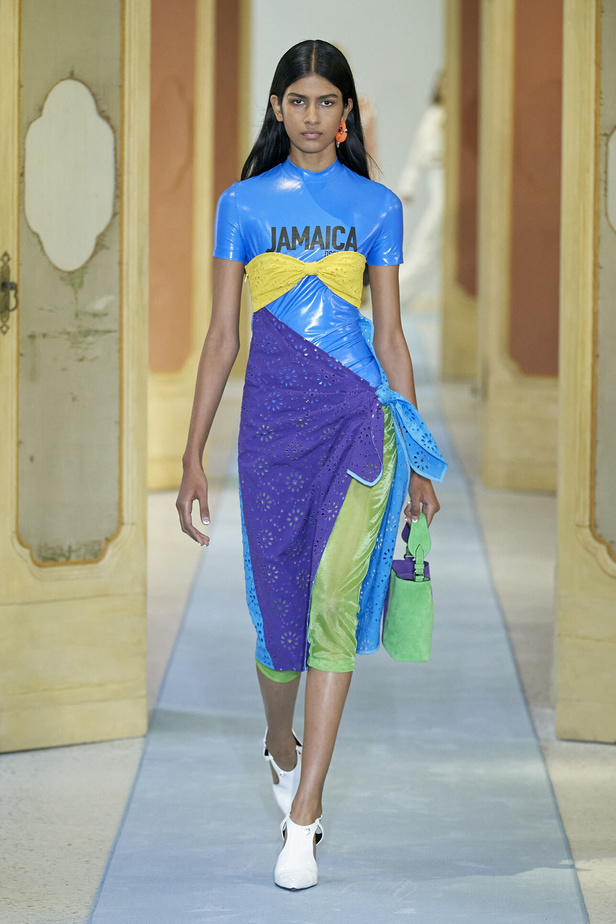 عرض أزياء DSquared2 لربيع وصيف 2023.. يحاكي المرأة العصرية