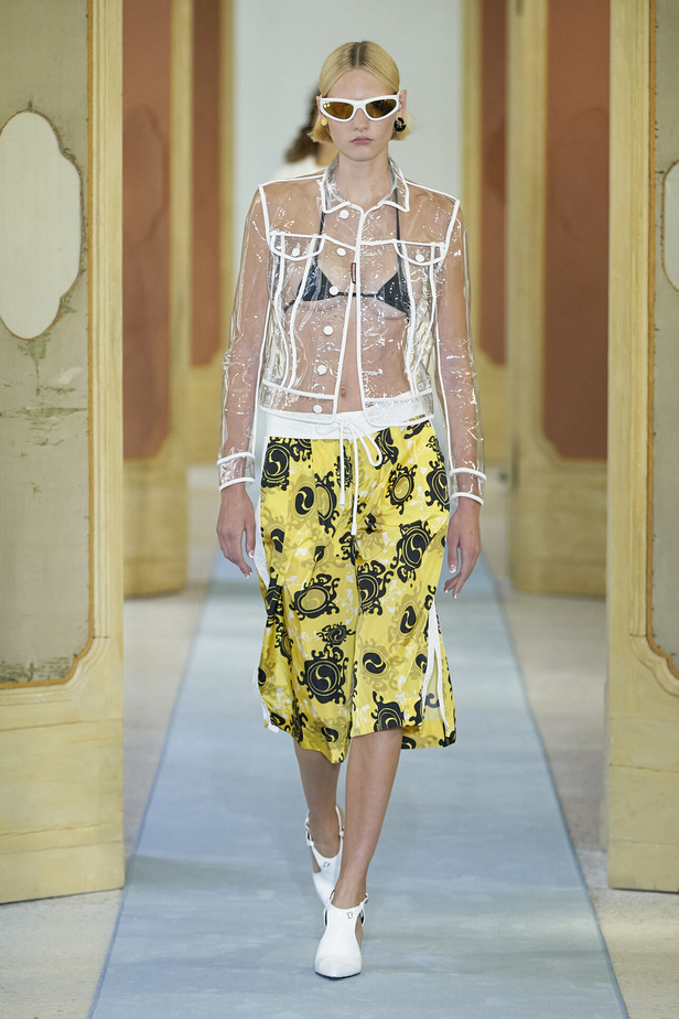 عرض أزياء DSquared2 لربيع وصيف 2023.. يحاكي المرأة العصرية