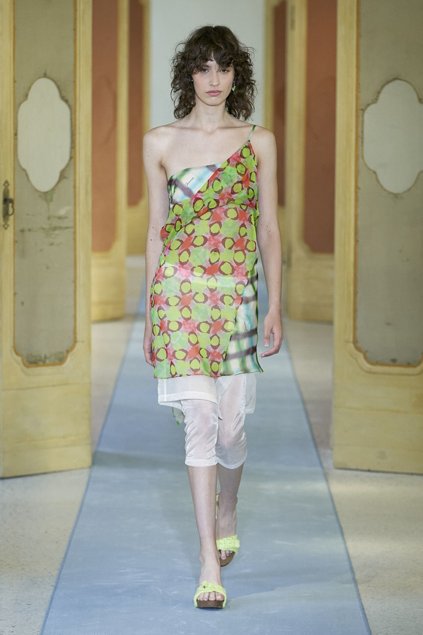 عرض أزياء DSquared2 لربيع وصيف 2023.. يحاكي المرأة العصرية