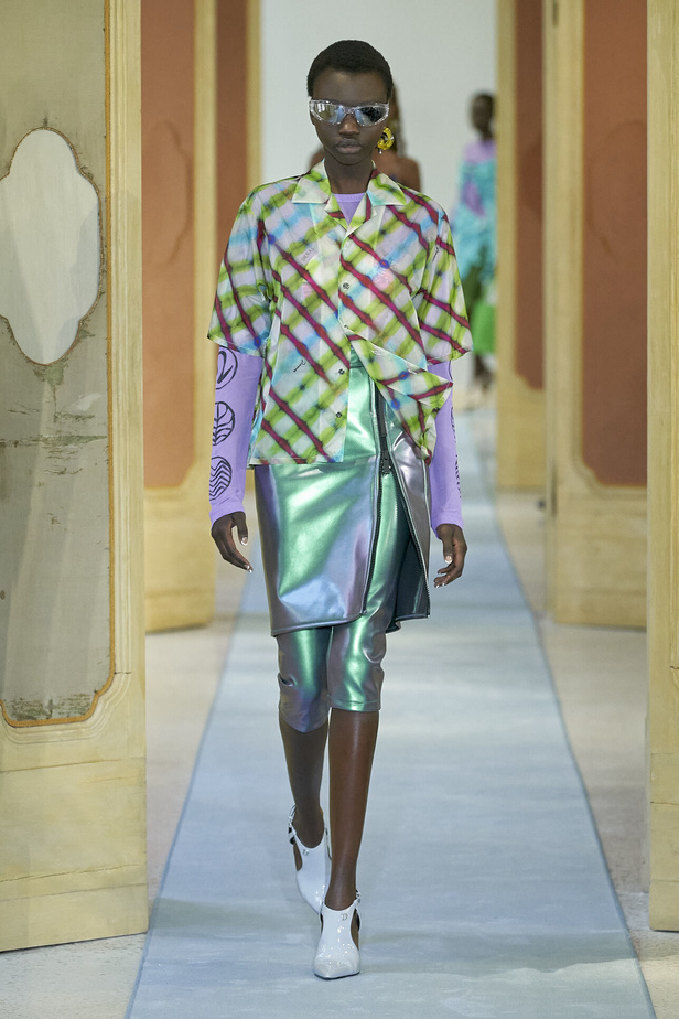 عرض أزياء DSquared2 لربيع وصيف 2023.. يحاكي المرأة العصرية