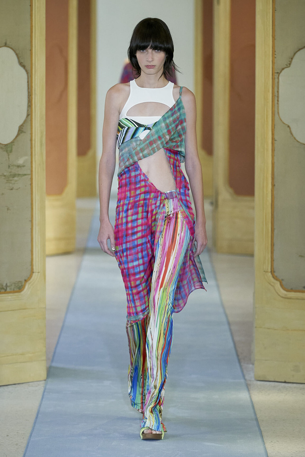 عرض أزياء DSquared2 لربيع وصيف 2023.. يحاكي المرأة العصرية