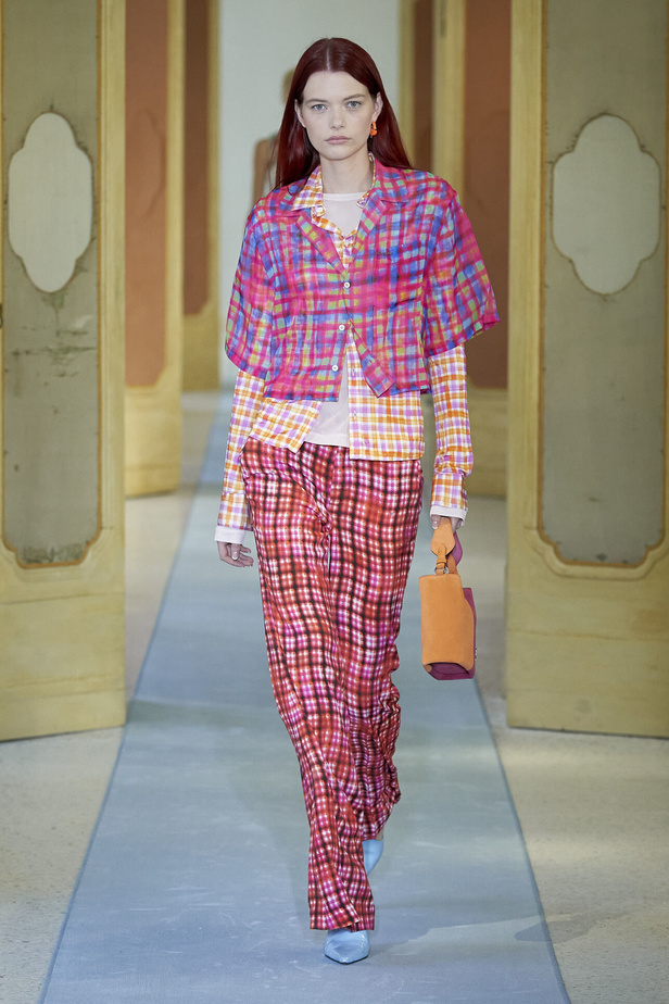 عرض أزياء DSquared2 لربيع وصيف 2023.. يحاكي المرأة العصرية