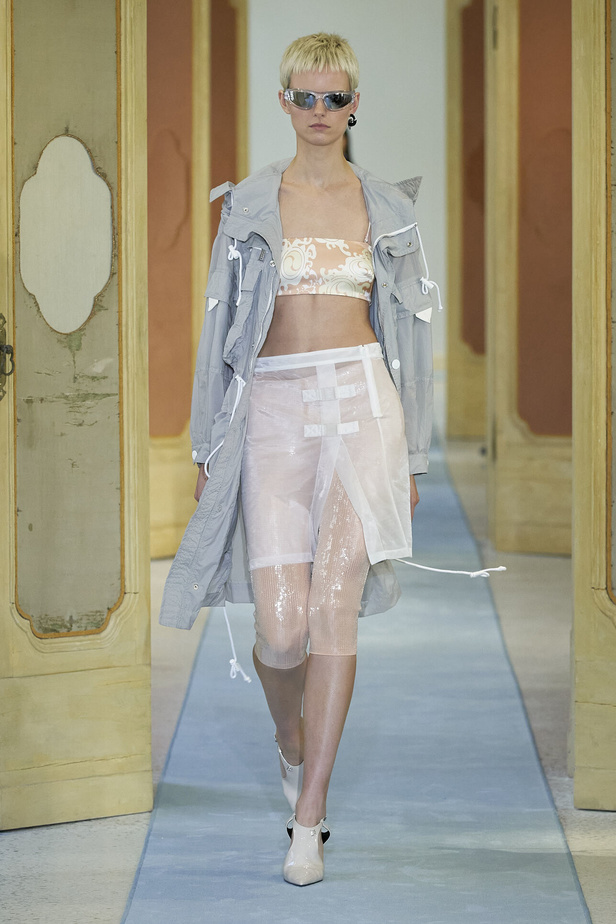 عرض أزياء DSquared2 لربيع وصيف 2023.. يحاكي المرأة العصرية