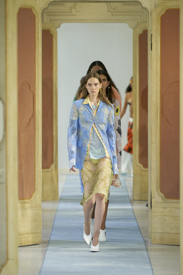 عرض أزياء DSquared2 لربيع وصيف 2023.. يحاكي المرأة العصرية