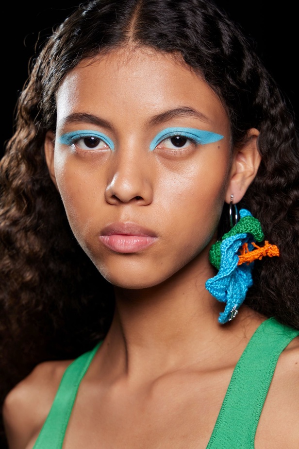 مجموعة DSquared2 لربيع وصيف 2023.. عودة الى صيحة التصاميم الشفافة