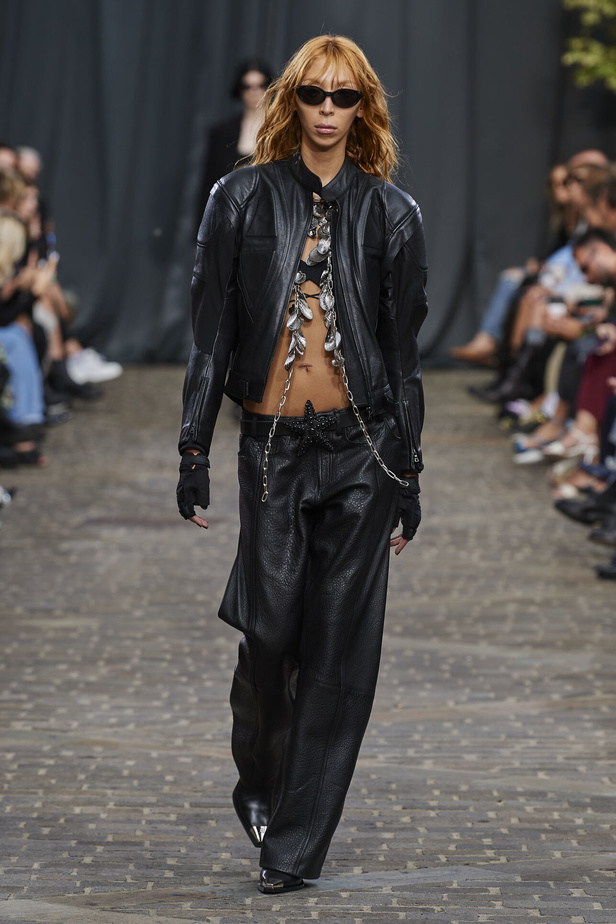 مجموعة David Koma لربيع وصيف 2023.. جرأة الأقمشة اللماعة والفرو