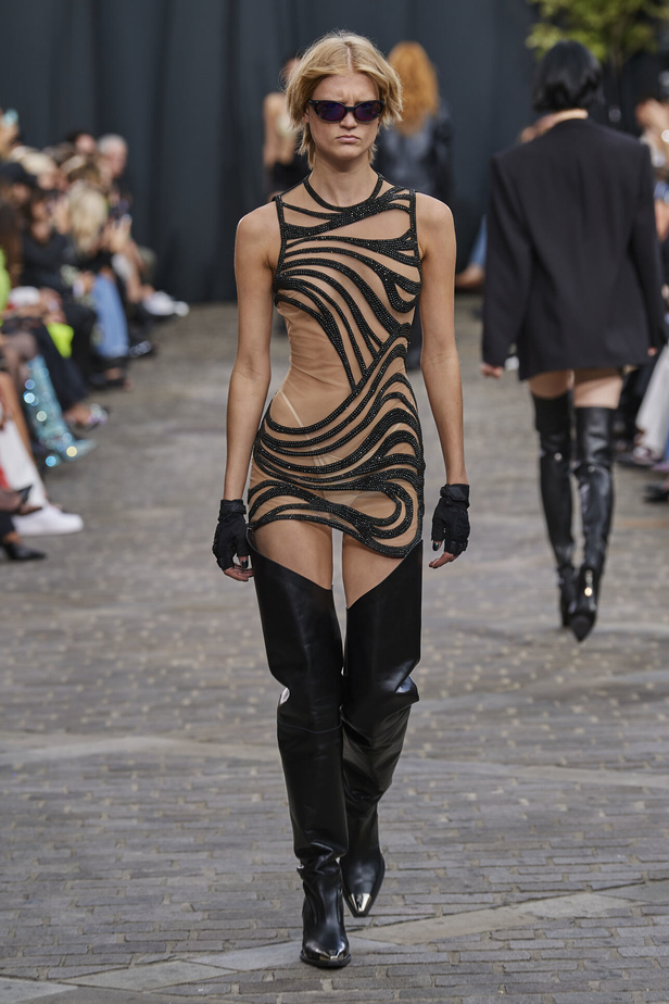 مجموعة David Koma لربيع وصيف 2023.. جرأة الأقمشة اللماعة والفرو