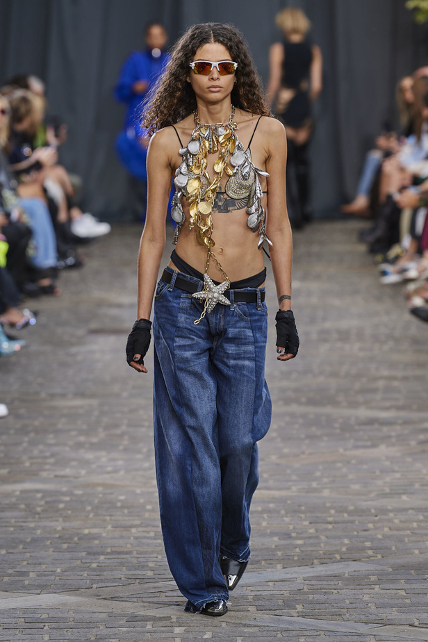 مجموعة David Koma لربيع وصيف 2023.. جرأة الأقمشة اللماعة والفرو