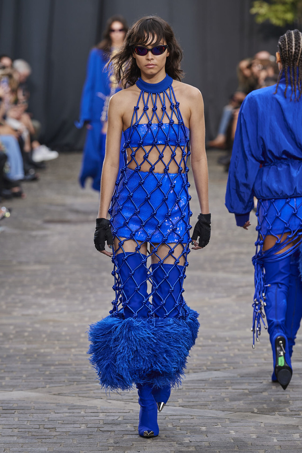 مجموعة David Koma لربيع وصيف 2023.. جرأة الأقمشة اللماعة والفرو