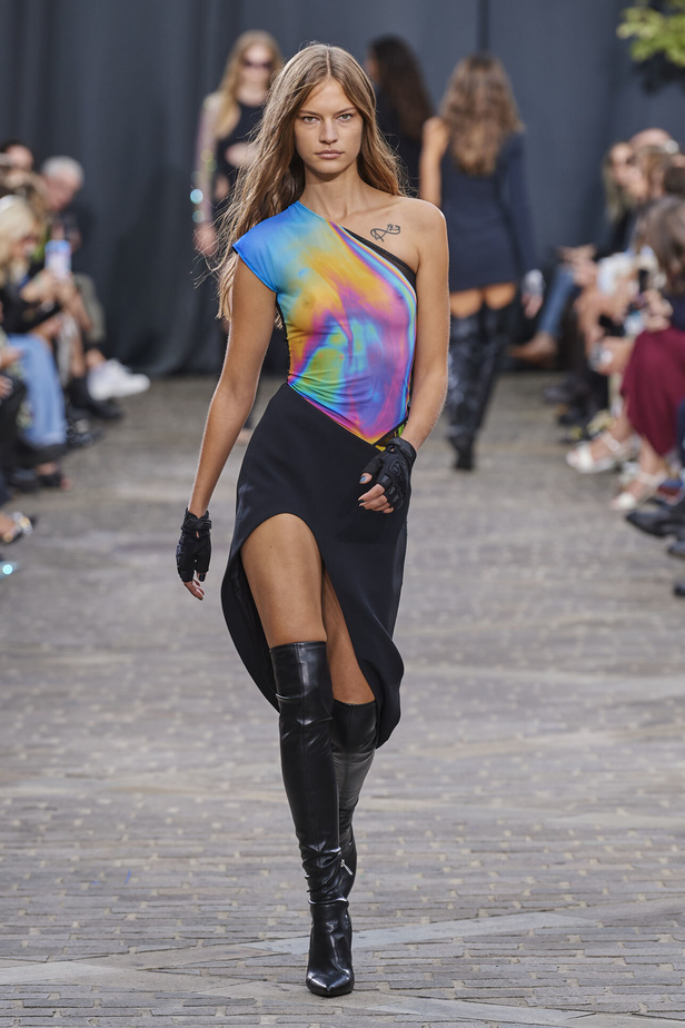 مجموعة David Koma لربيع وصيف 2023.. جرأة الأقمشة اللماعة والفرو