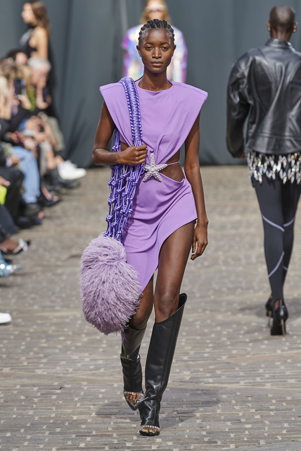 مجموعة David Koma لربيع وصيف 2023.. جرأة الأقمشة اللماعة والفرو