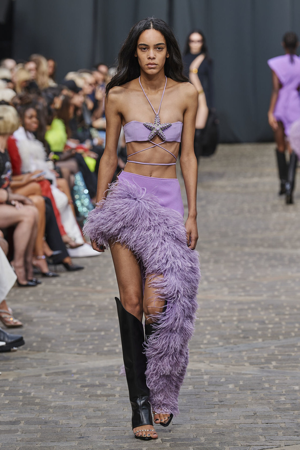 مجموعة David Koma لربيع وصيف 2023.. جرأة الأقمشة اللماعة والفرو