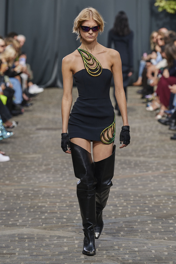 مجموعة David Koma لربيع وصيف 2023.. جرأة الأقمشة اللماعة والفرو