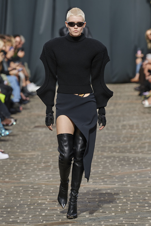 مجموعة David Koma لربيع وصيف 2023.. جرأة الأقمشة اللماعة والفرو