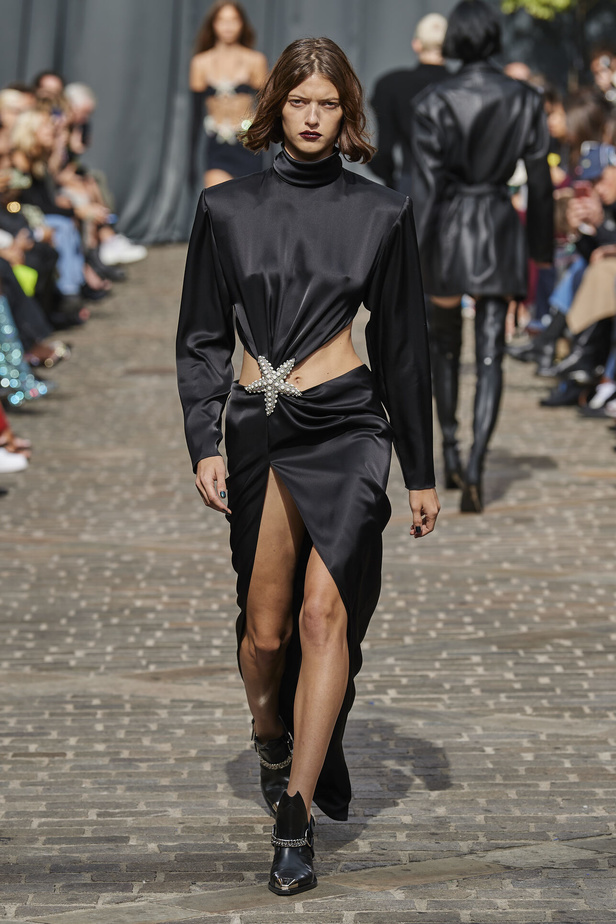 مجموعة David Koma لربيع وصيف 2023.. جرأة الأقمشة اللماعة والفرو