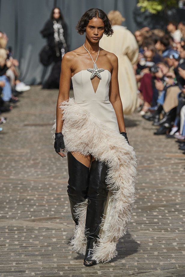 مجموعة David Koma لربيع وصيف 2023.. جرأة الأقمشة اللماعة والفرو