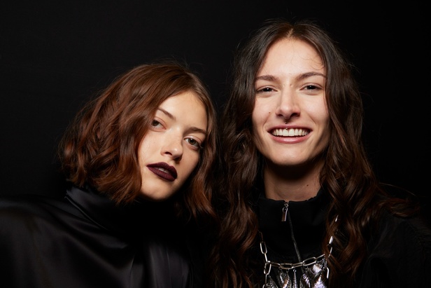 مجموعة David Koma لربيع وصيف 2023.. جرأة الأقمشة اللماعة والفرو