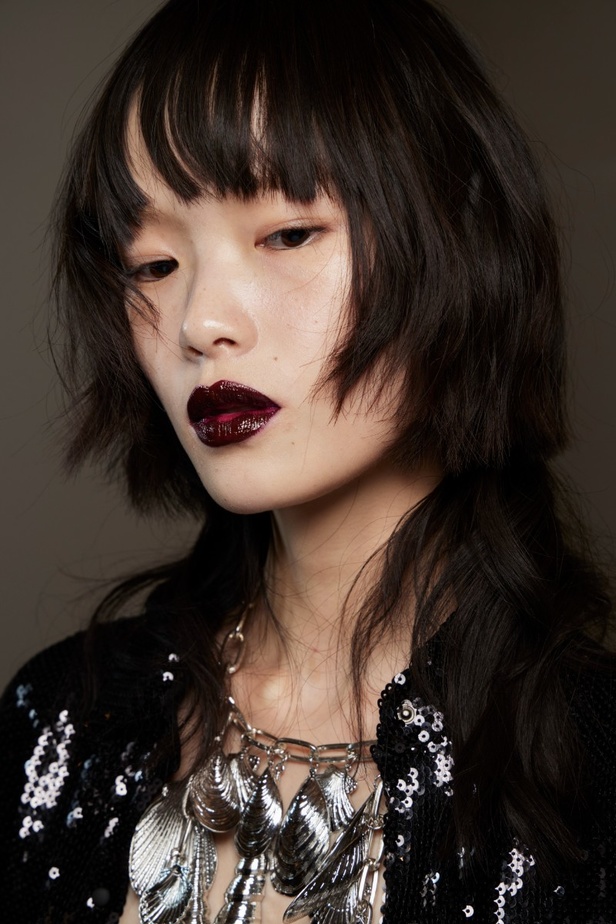 مجموعة David Koma لربيع وصيف 2023.. جرأة الأقمشة اللماعة والفرو