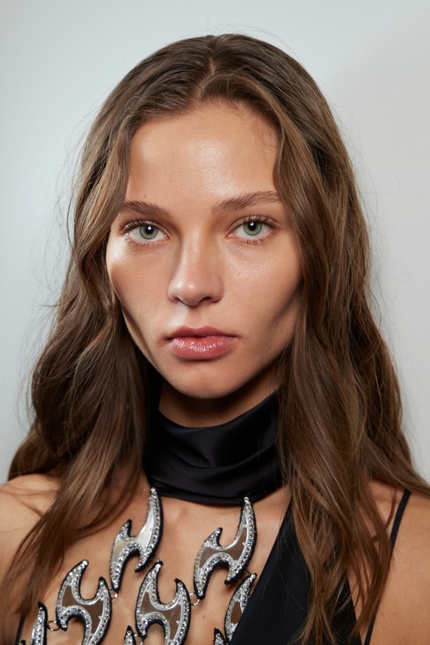 مجموعة David Koma لربيع وصيف 2023.. جرأة الأقمشة اللماعة والفرو