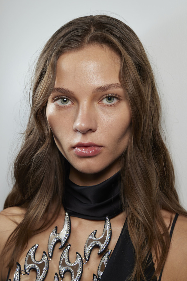 مجموعة David Koma لربيع وصيف 2023.. جرأة الأقمشة اللماعة والفرو