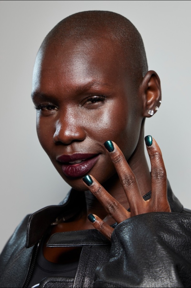 مجموعة David Koma لربيع وصيف 2023.. جرأة الأقمشة اللماعة والفرو