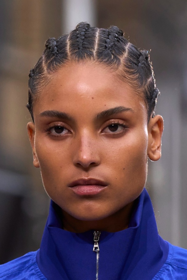 مجموعة David Koma لربيع وصيف 2023.. جرأة الأقمشة اللماعة والفرو