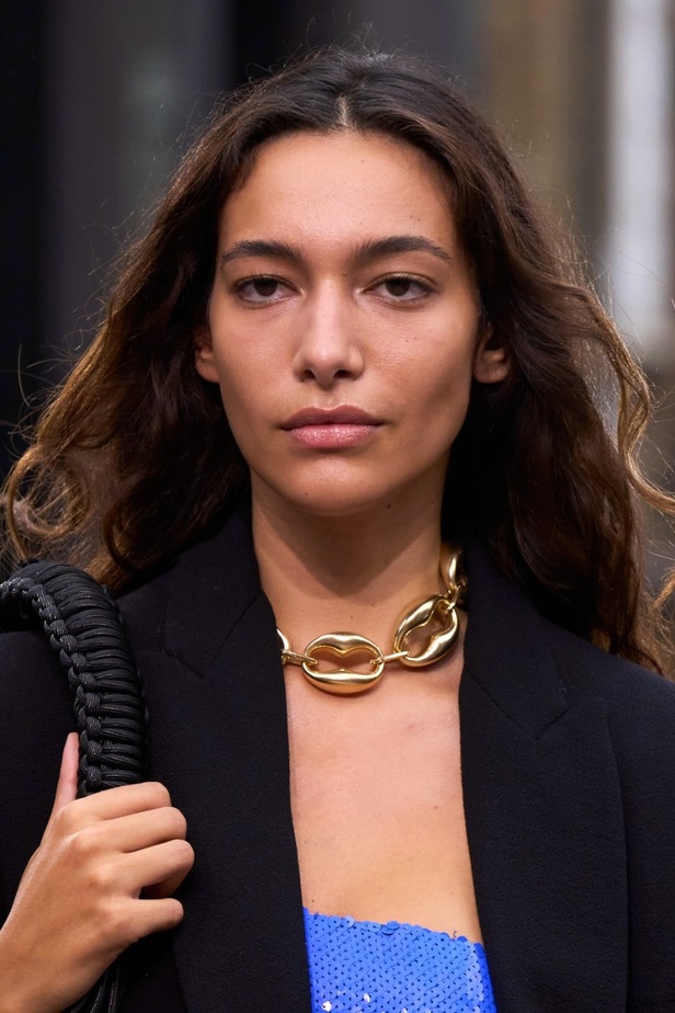 مجموعة David Koma لربيع وصيف 2023.. جرأة الأقمشة اللماعة والفرو