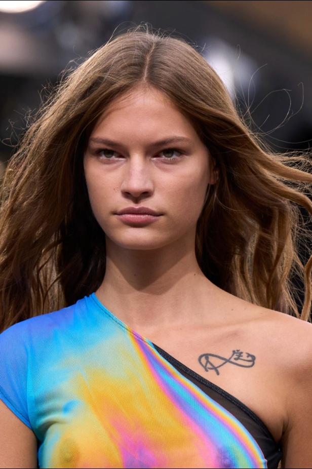 مجموعة David Koma لربيع وصيف 2023.. جرأة الأقمشة اللماعة والفرو