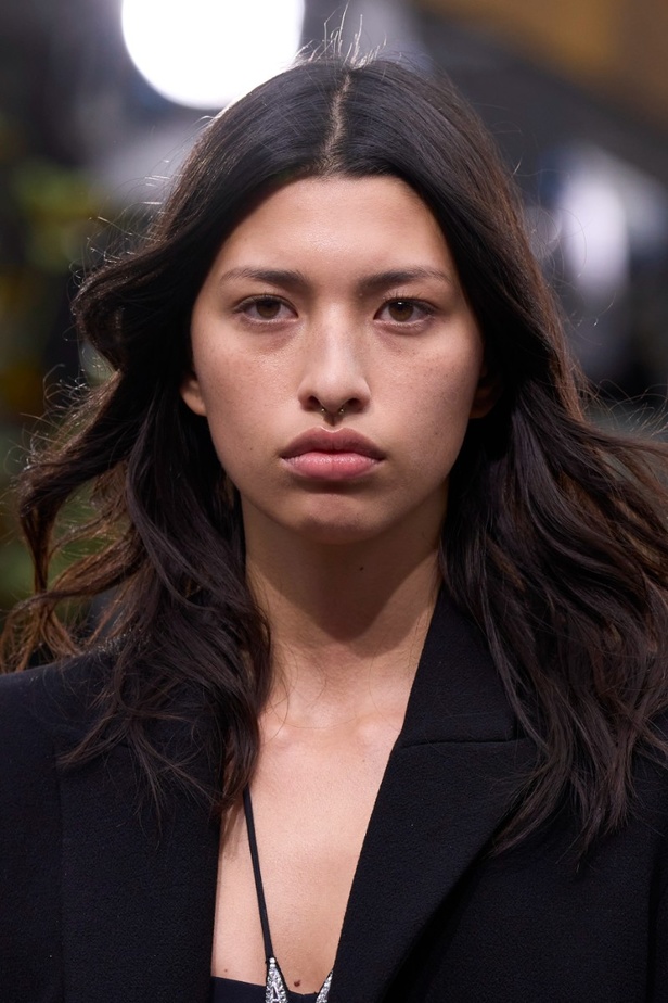 مجموعة David Koma لربيع وصيف 2023.. جرأة الأقمشة اللماعة والفرو