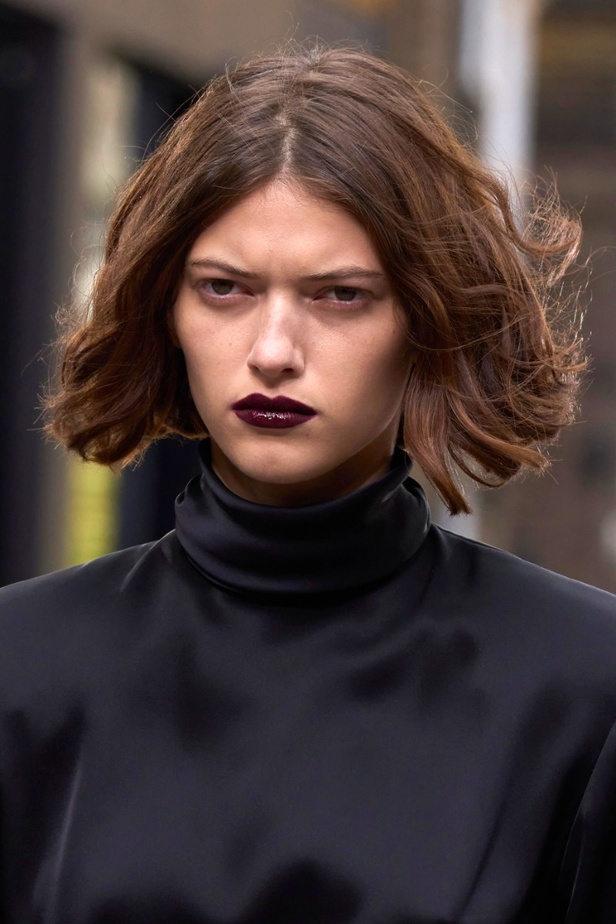 مجموعة David Koma لربيع وصيف 2023.. جرأة الأقمشة اللماعة والفرو