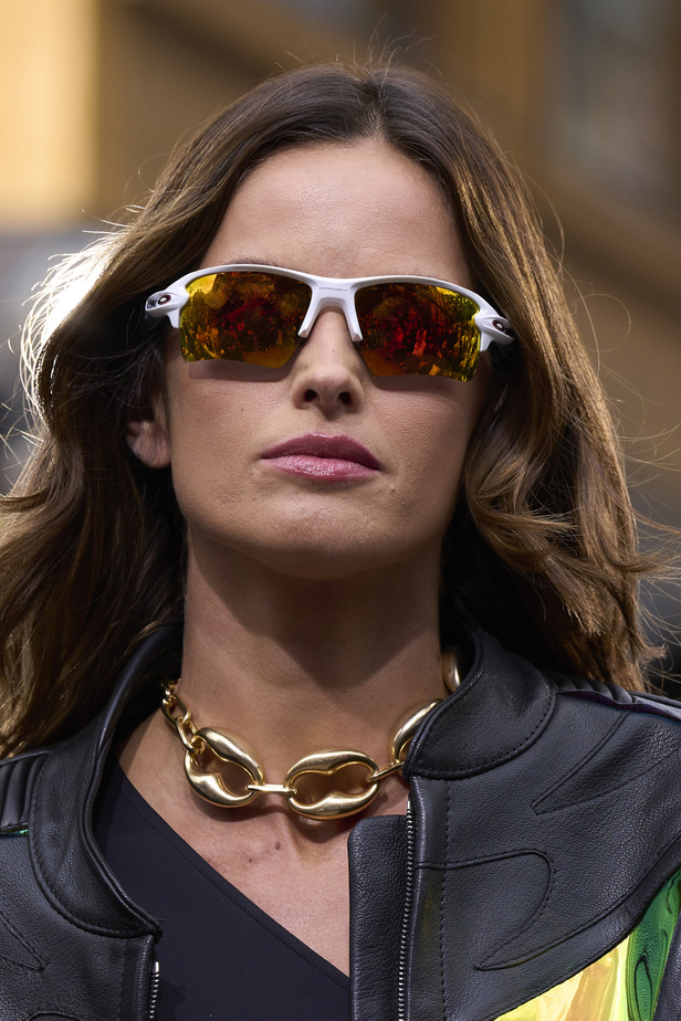 مجموعة David Koma لربيع وصيف 2023.. جرأة الأقمشة اللماعة والفرو