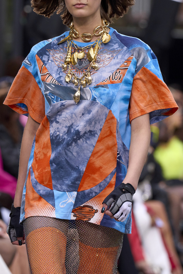 مجموعة David Koma لربيع وصيف 2023.. جرأة الأقمشة اللماعة والفرو