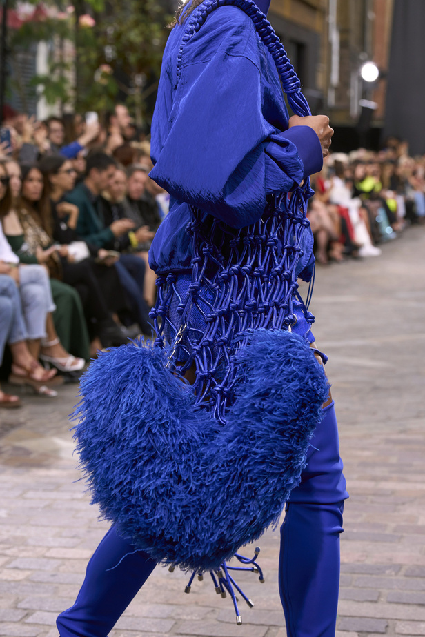 مجموعة David Koma لربيع وصيف 2023.. جرأة الأقمشة اللماعة والفرو