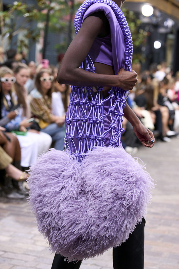 مجموعة David Koma لربيع وصيف 2023.. جرأة الأقمشة اللماعة والفرو