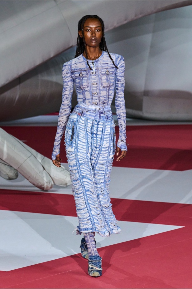 عرض Diesel لربيع 2023 يدخل موسوعة غينيس... والدنيم هو النجم