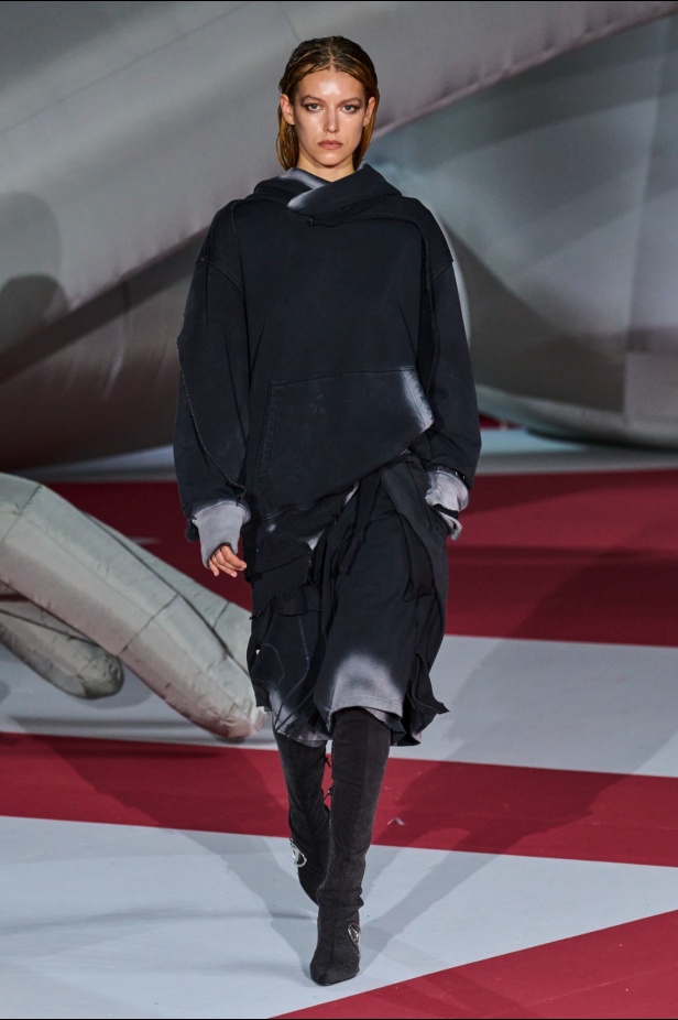 عرض Diesel لربيع 2023 يدخل موسوعة غينيس... والدنيم هو النجم