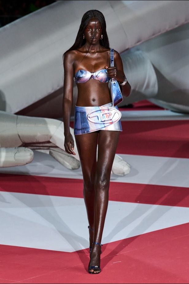 عرض Diesel لربيع 2023 يدخل موسوعة غينيس... والدنيم هو النجم