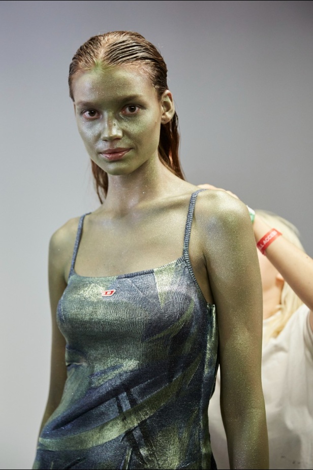 عرض Diesel لربيع 2023 يدخل موسوعة غينيس... والدنيم هو النجم