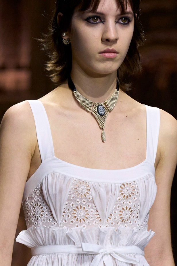 مجموعة Dior لربيع 2023: حوار بين الموضة والقوة