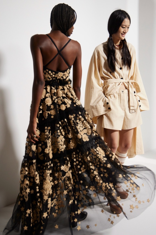 مجموعة Dior لربيع 2023: حوار بين الموضة والقوة