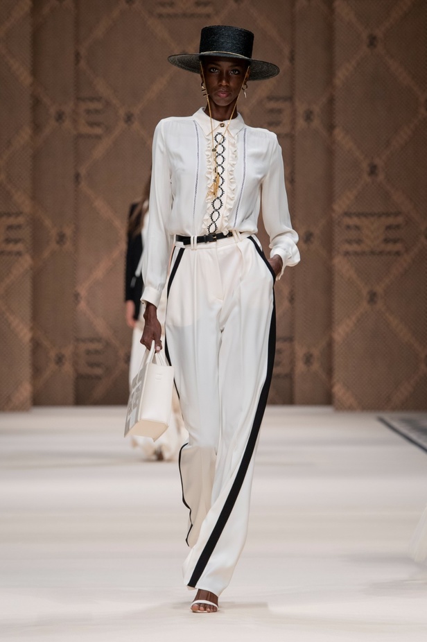 مجموعة Elisabetta Franchi لربيع 2023 تأخذنا برحلة حتى لو في الخيال 