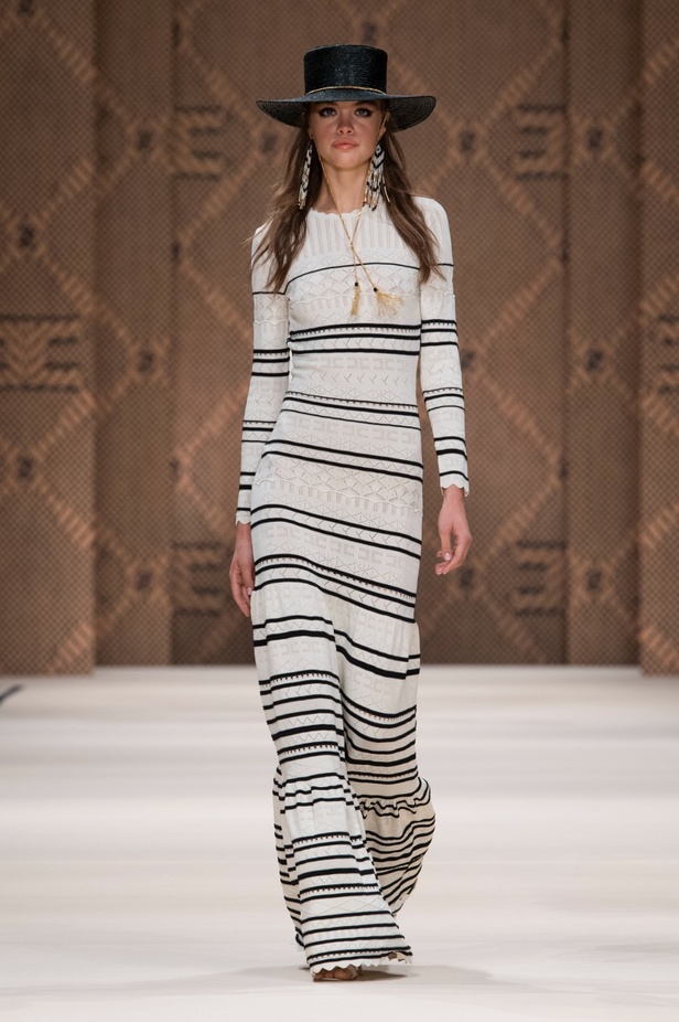 مجموعة Elisabetta Franchi لربيع 2023 تأخذنا برحلة حتى لو في الخيال 