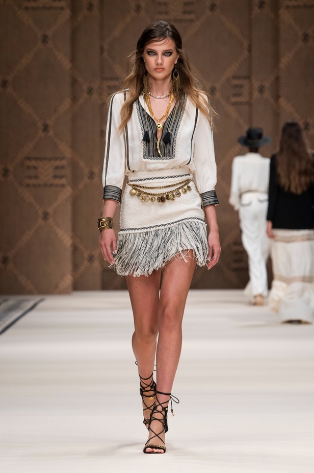 مجموعة Elisabetta Franchi لربيع 2023 تأخذنا برحلة حتى لو في الخيال 