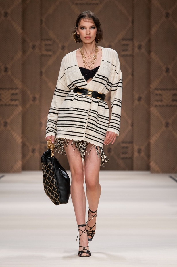 مجموعة Elisabetta Franchi لربيع 2023 تأخذنا برحلة حتى لو في الخيال 