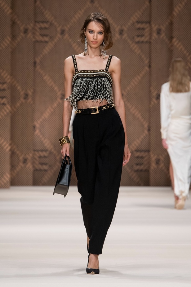 مجموعة Elisabetta Franchi لربيع 2023 تأخذنا برحلة حتى لو في الخيال 