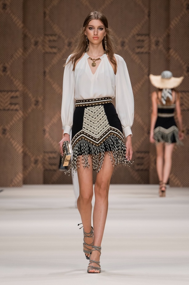 مجموعة Elisabetta Franchi لربيع 2023 تأخذنا برحلة حتى لو في الخيال 