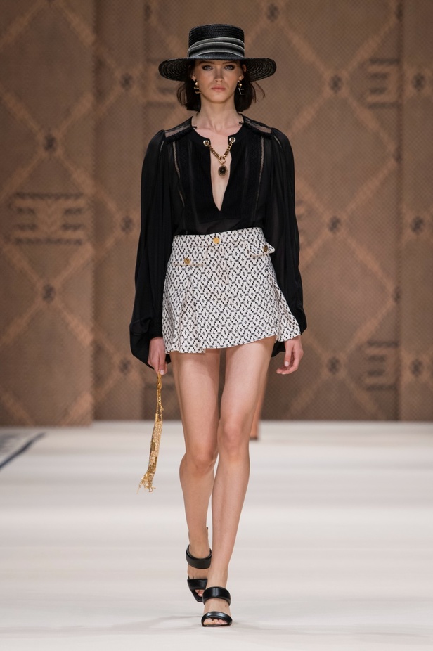 مجموعة Elisabetta Franchi لربيع 2023 تأخذنا برحلة حتى لو في الخيال 