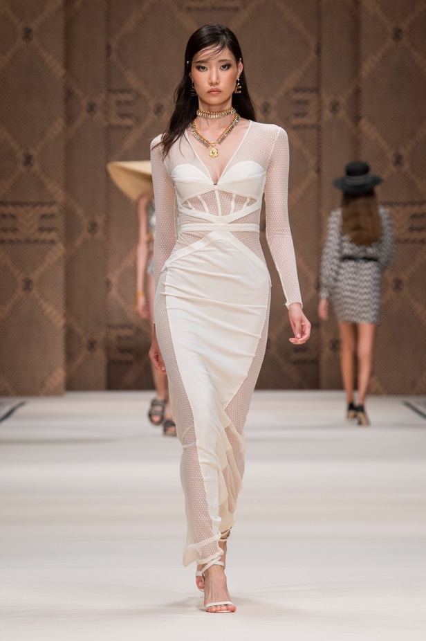 مجموعة Elisabetta Franchi لربيع 2023 تأخذنا برحلة حتى لو في الخيال 