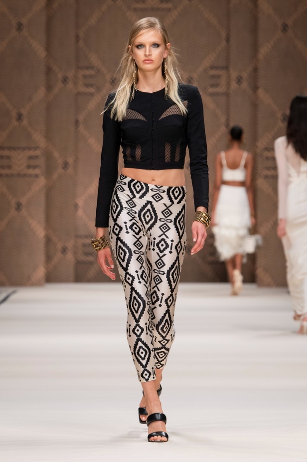 مجموعة Elisabetta Franchi لربيع 2023 تأخذنا برحلة حتى لو في الخيال 