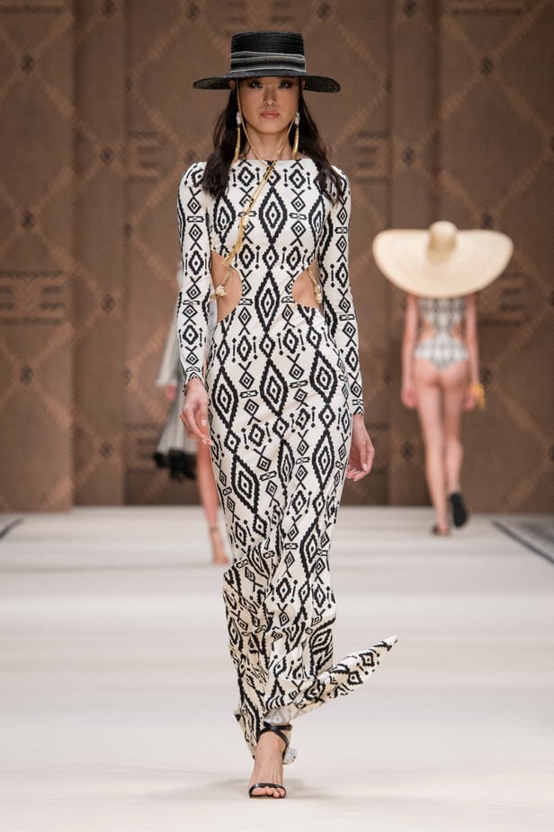 مجموعة Elisabetta Franchi لربيع 2023 تأخذنا برحلة حتى لو في الخيال 